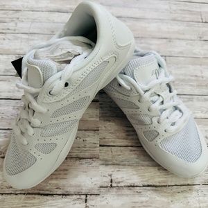 **** NWT VARSITY CHEER SHOE****
